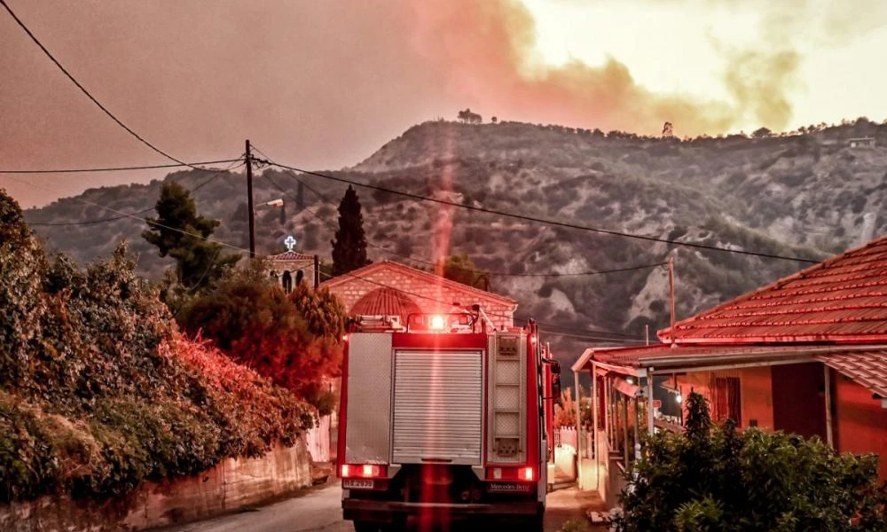 Σε εξέλιξή για τρίτη ημέρα η φωτιά στο Ξυλόκαστρο: Νέο μήνυμα του 112 - Κλειστά και σήμερα τα σχολεία